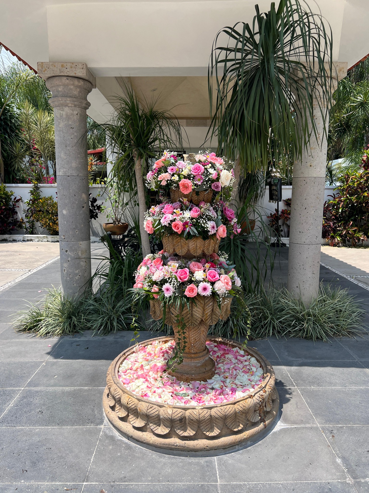 Fuente con flores en Jardín Cuernavaca